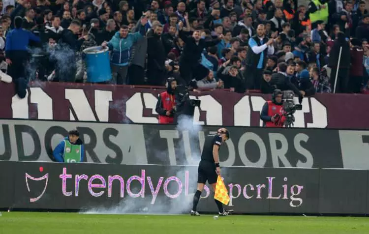 Trabzonspor-Fenerbahçe Maçındaki Kaos Dünya Basınında: Cinnet Sahnelerine Tanıklık!