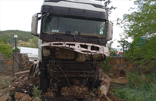 Adıyaman Gaziantep Otomobil Tırla Çarpıştı