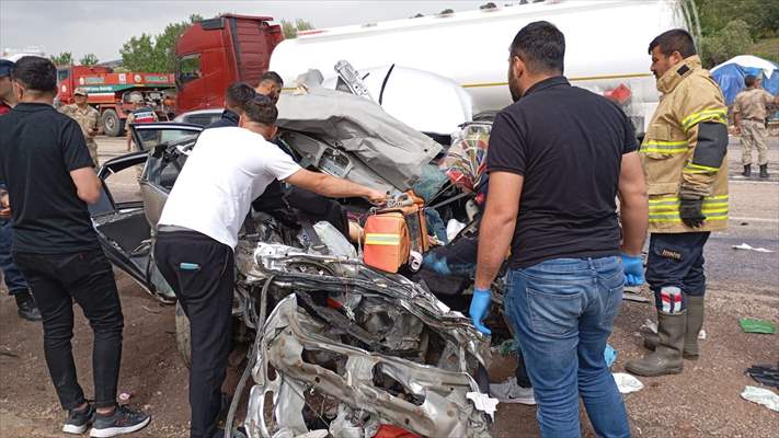 Adıyaman'da Tırla Çarpışan Otomobildeki 2 Kişi Öldü, 3 Kişi Yaralandı Gaziantep