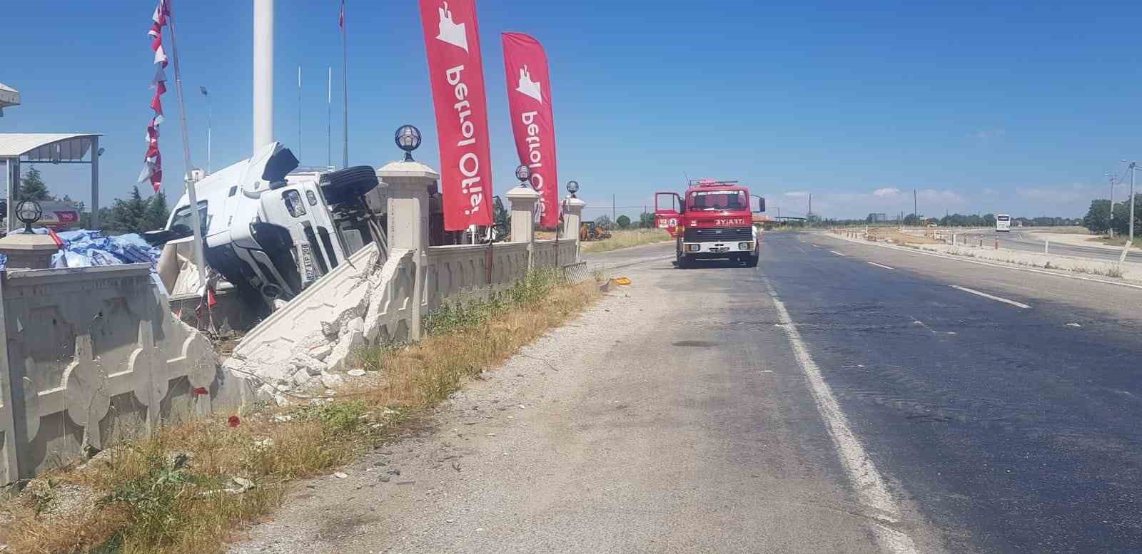 Akaryakıt Istasyonunda Faciadan Kıl Payı Dönüldü, Gaziantep’li Tır Petrolde Takla Att 1 Ölü