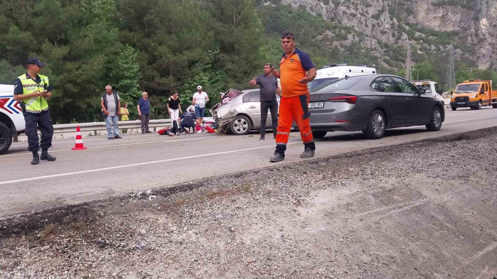 Antalya Otomobil Bariyere Çarptı 4 Aylık Bebek Hayatını Kaybetti, 2 Kişi Yaralandı