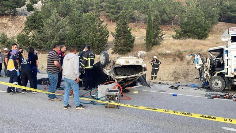 Burdur Otomobil Ile Kamyon Kafa Kafaya Çarpıştı, 3 Ölü, 2 Yaralı