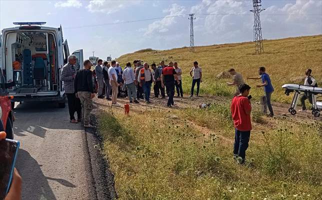 Gaziantep Şanlıurfa Yolu Şarampole Devrilen Otomobildeki 5 Kişi Yaralandı