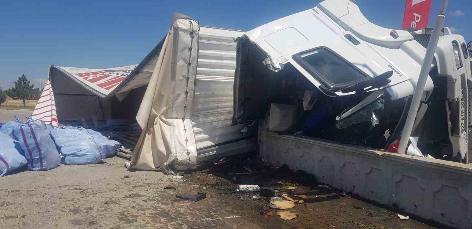 Gaziantep’ten Denizli’ye Iplik Getiren Mehmet Ercan Idaresindeki 27 Aip 206 Plakalı Tır Söförü