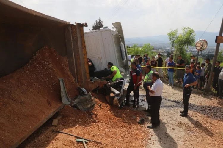 Hafriyat Tırı Otomobilin Üzerine Devrildi 4 Yaralı