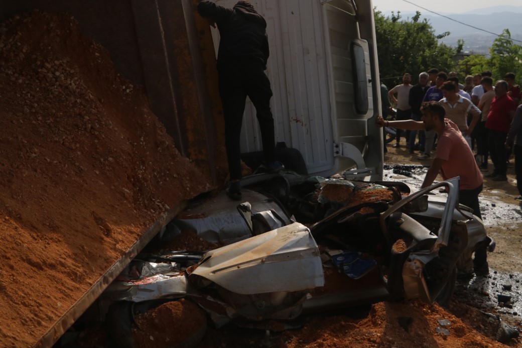 Hatay Antakya Hafriyat Tırı Otomobilin Üzerine Devrildi 4 Yaralı