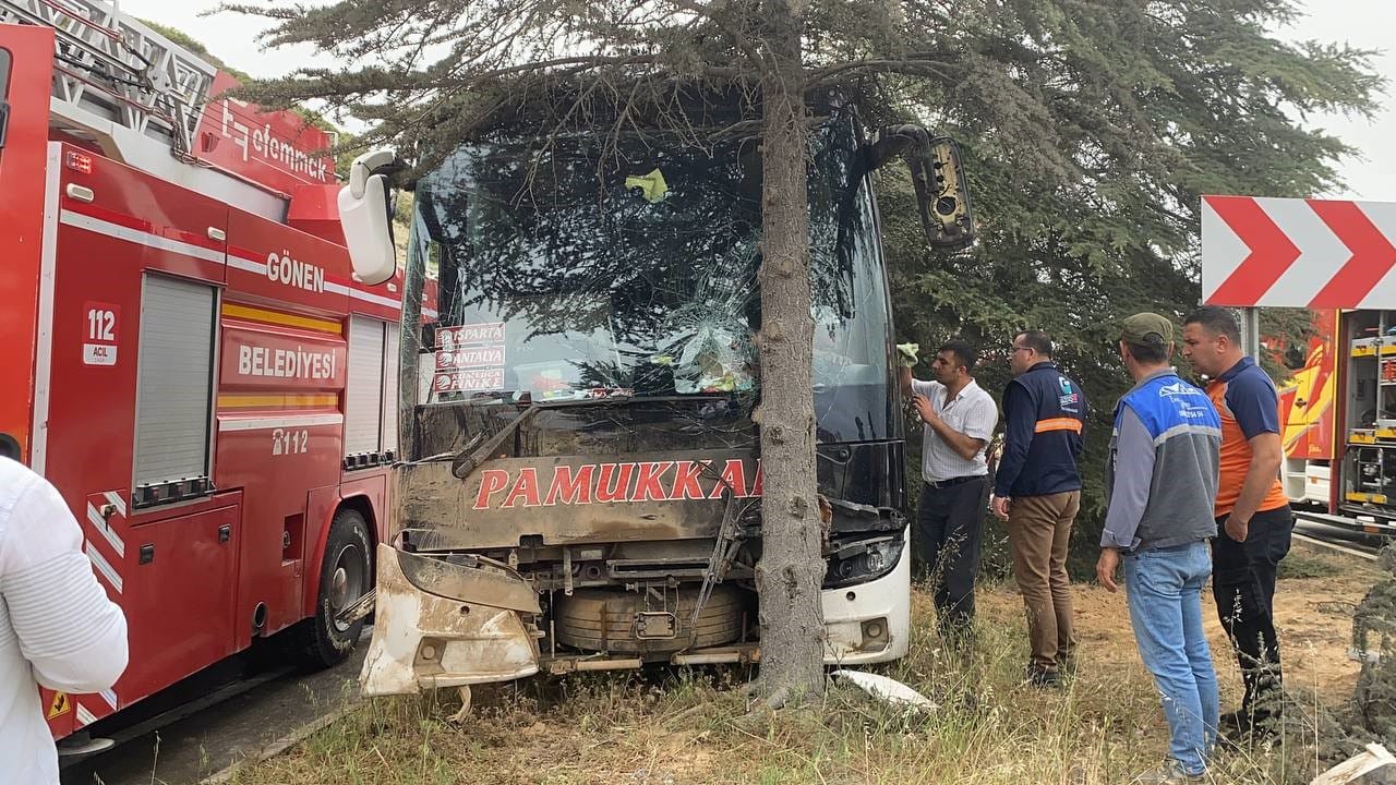 Isparta’da Kontrolden Çikan Yolcu Otobüsü Ağaca Çarpti