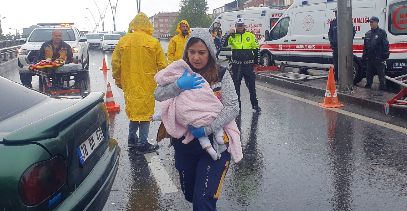 Kayseri Sağlık Personelinden Yaralı Bebeğe Anne Şefkati