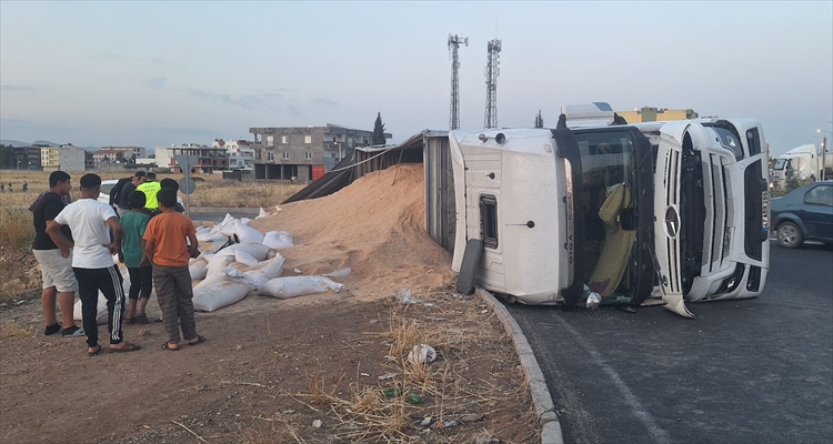 Mardin'de Devrilen Tırın Sürücüsü Yaralandı