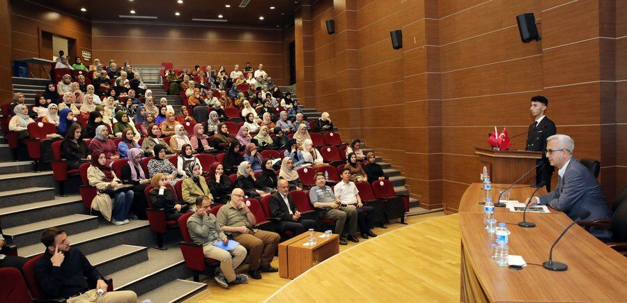 Prof. Dr. Aslan’dan Hz. Peygamber’i̇n Örnekli̇ği̇ Konferansi (2)