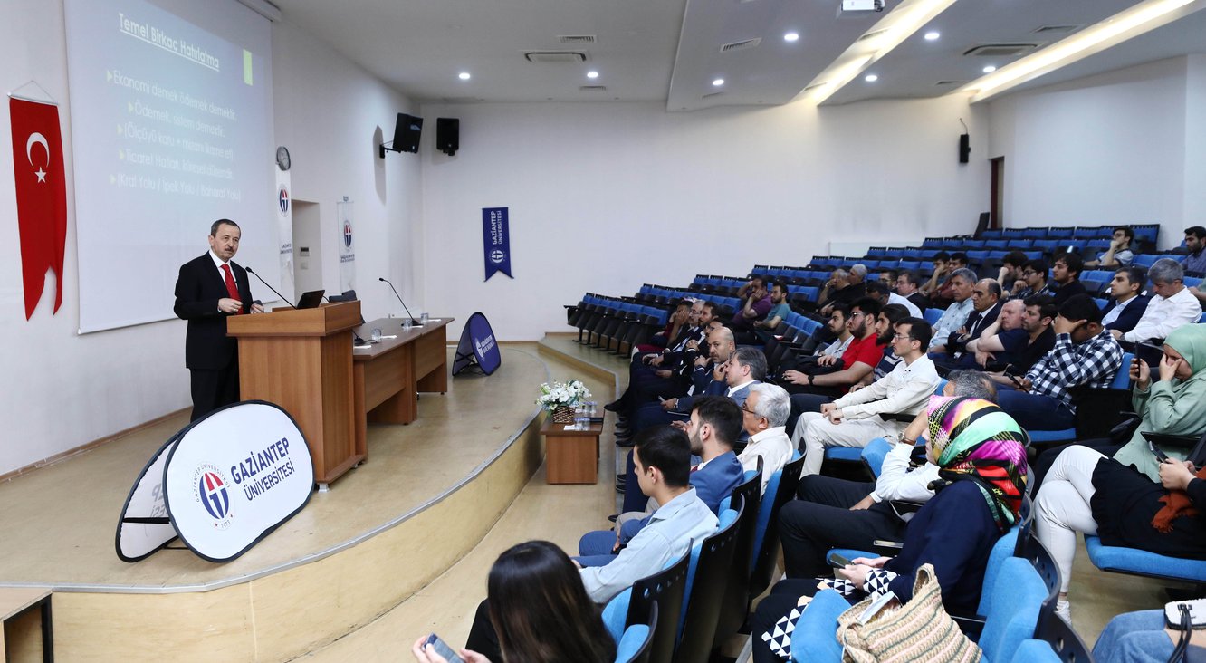 Prof. Dr. Gündoğan’dan “Küresel Ve Bölgesel Ti̇caret Hatlari Deği̇şi̇mi̇nde Türki̇ye Nerede” Konferansi 2