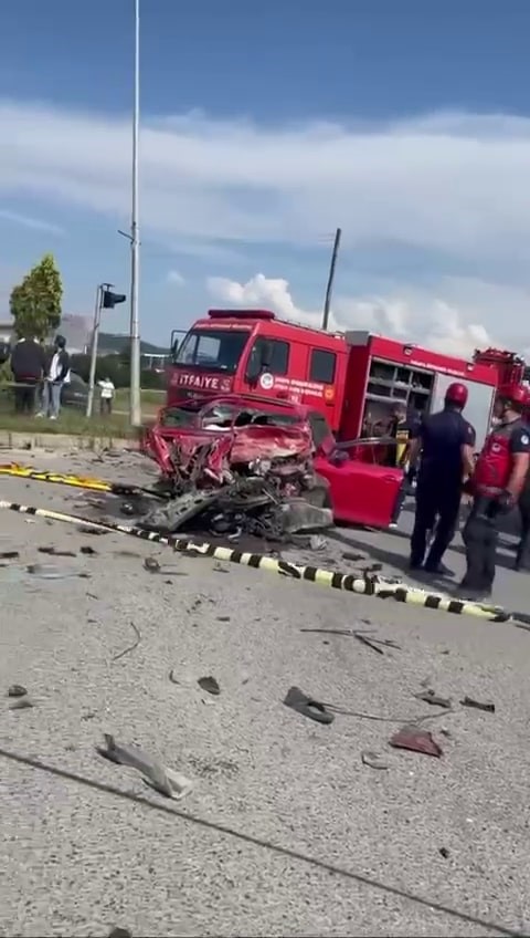 Sakarya Ferizli Otomobil Kağıt Gibi Ezildi 2 Ölü