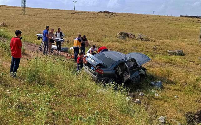 Şanlıurfa Gaziantep Yolu Şarampole Devrilen Otomobildeki 5 Kişi Yaralandı