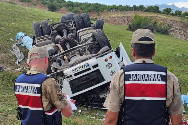 Siirt'te Şarampole Devrilen Tırın Sürücüsü Hayatını Kaybetti, Kardeşi Yaralandı.