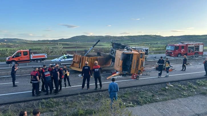 Sivas Erzincan Karayolunda Kontrolden Çıkan Kamyonun Karşı Şeride Geçerek Devrildiği Kazada 1 Ölü 2 Yaralı