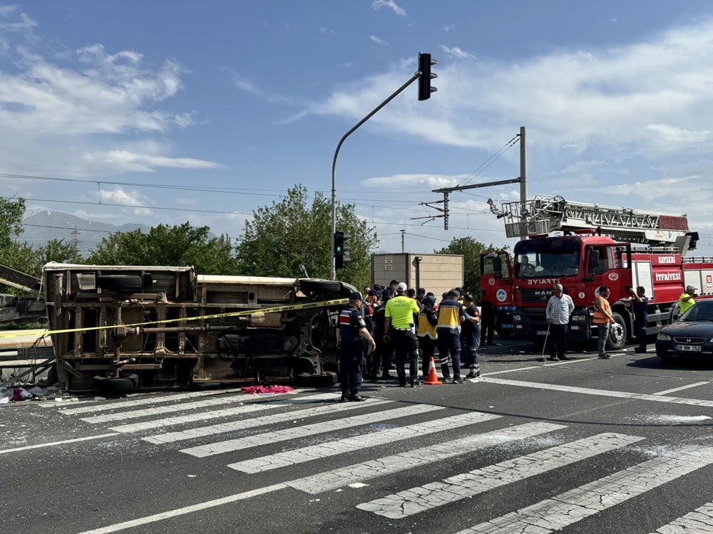 Trafik Kazasında 1 Kişi Öldü, 4 Kişi Yaralandı