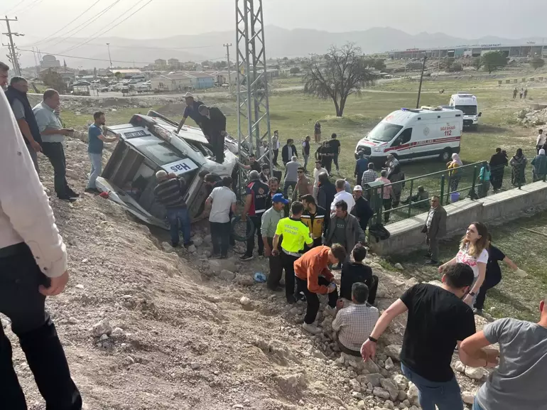 Yolcu Minibüsü Şarampole Devrildi 13 Yaralı