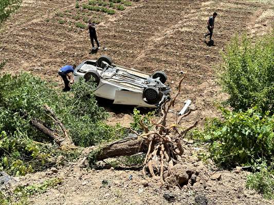 Adıyaman'da Devrilen Otomobildeki 3 Kişi Yaralandı