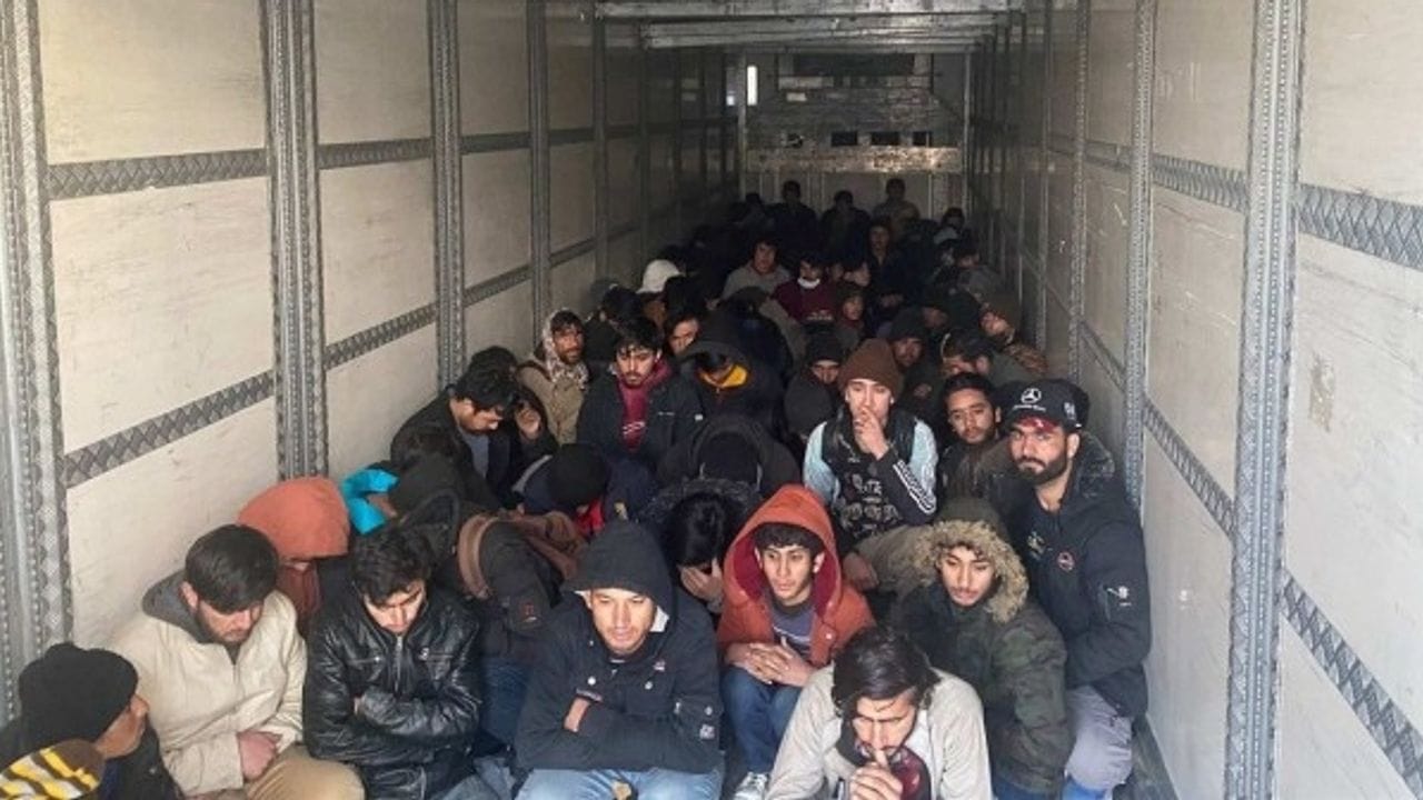 Balıkesir Tır Dorsesi 75 Düzensiz Göçmen Ayvalık Polisinden Kaçamadı