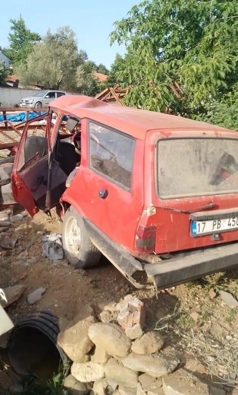Çanakkale Elektrik Direğine Çarpan Otomobildeki 2 Kişi Hayatını Kaybetti