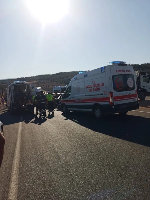 Kilis’te Hafriyat Kamyonu Ticari Taksi Çarpıştı 2 Ölü 8 Yaralı