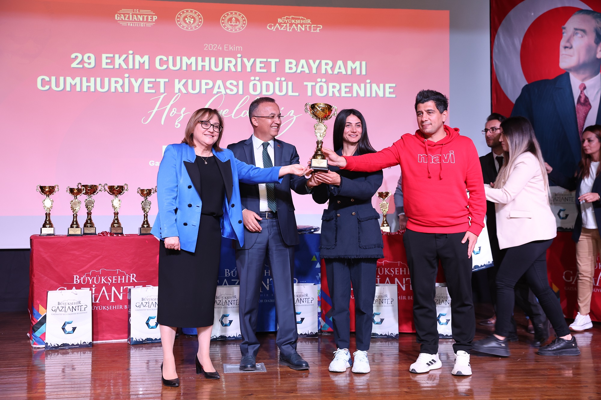 Gazi̇antep Büyükşehi̇r Beledi̇yesi̇ 29 Eki̇m Cumhuri̇yet Bayrami Cumhuri̇yet Kupasi Ödül Töreni̇ Düzenlendi̇ (6)