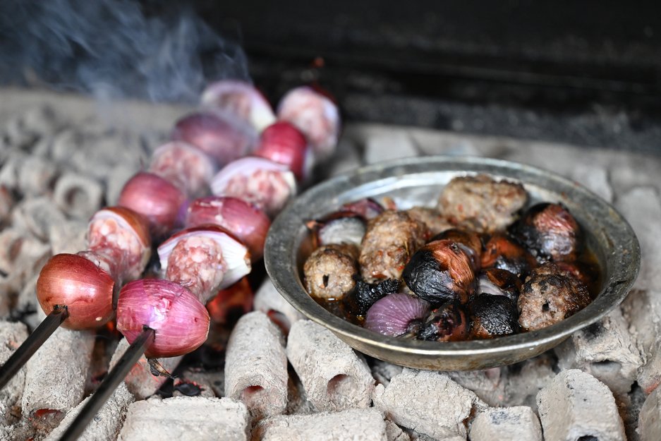 Soğan Kebabıaa 20241119 36231668 36231662 Gaziantepin Kis Lezzetlerinden Beyran Ve Sogan Kebabi Damaklari Tatlandiriyor