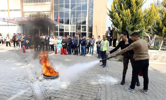 Gaün Turi̇zm Uygulama Oteli̇nde Yangin Eği̇ti̇mi̇ Ve Tatbi̇kati (6)