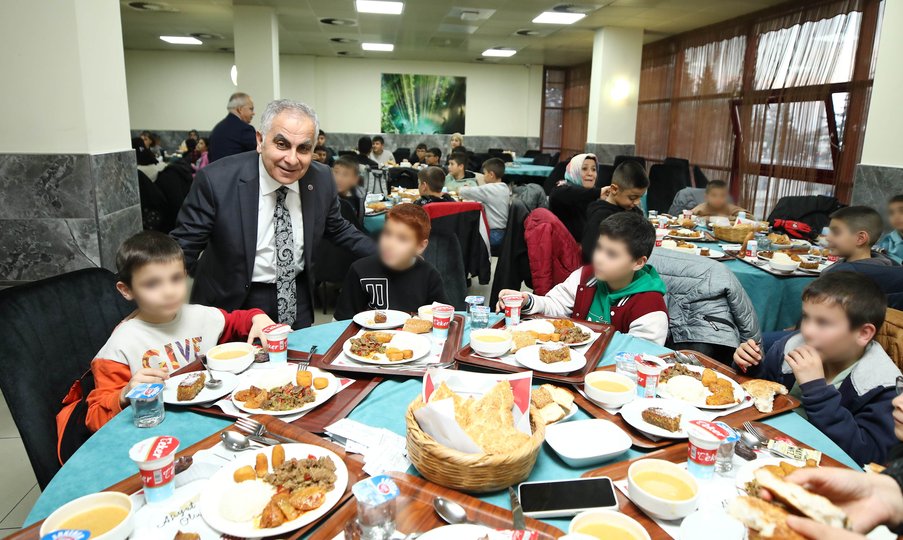 Rektör Doğan Devlet Korumasindaki̇ Çocuklarla Ramazan Sofrasinda Buluştu 3