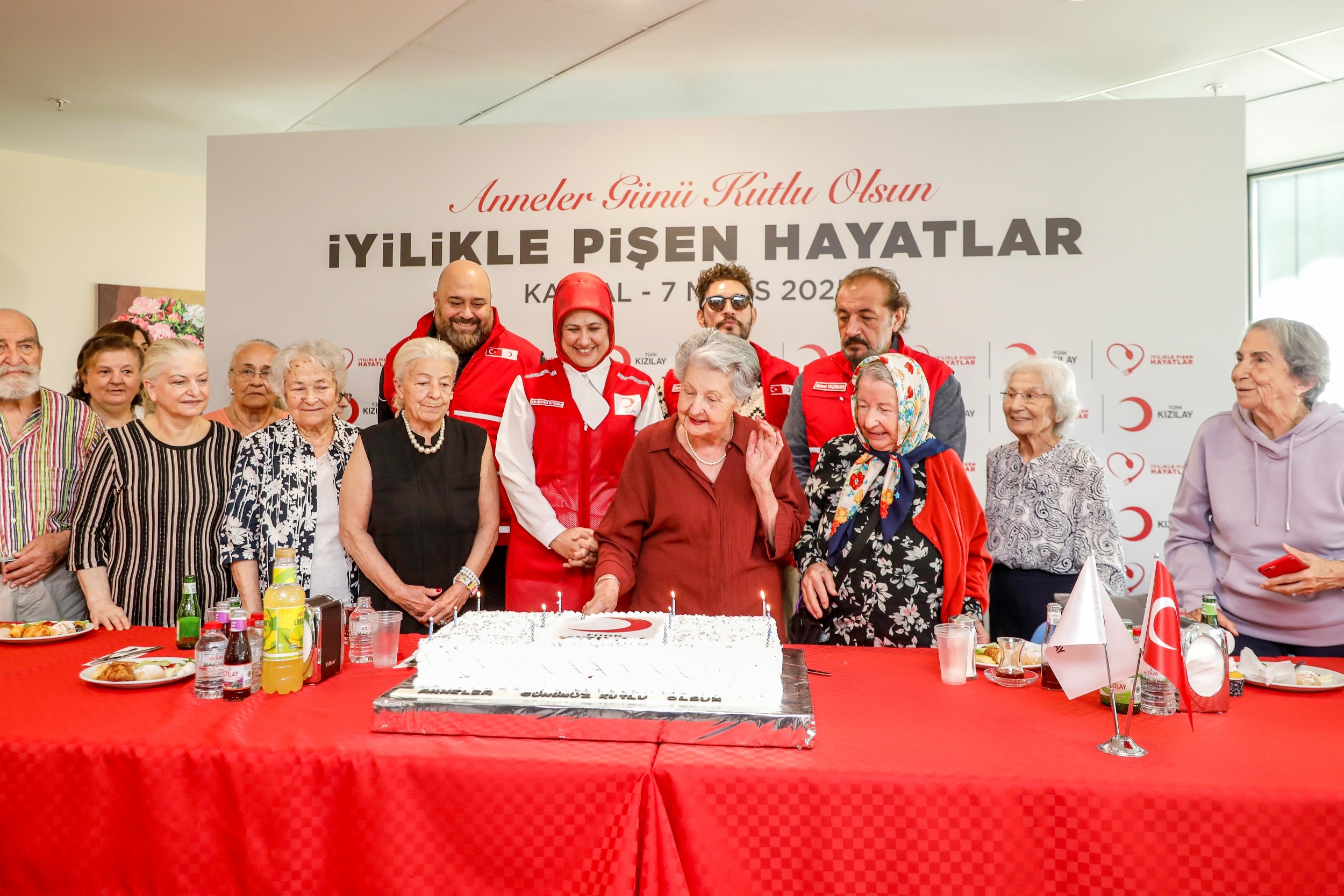 Kızılay Deprem Bölgesinde Kutlama (4)