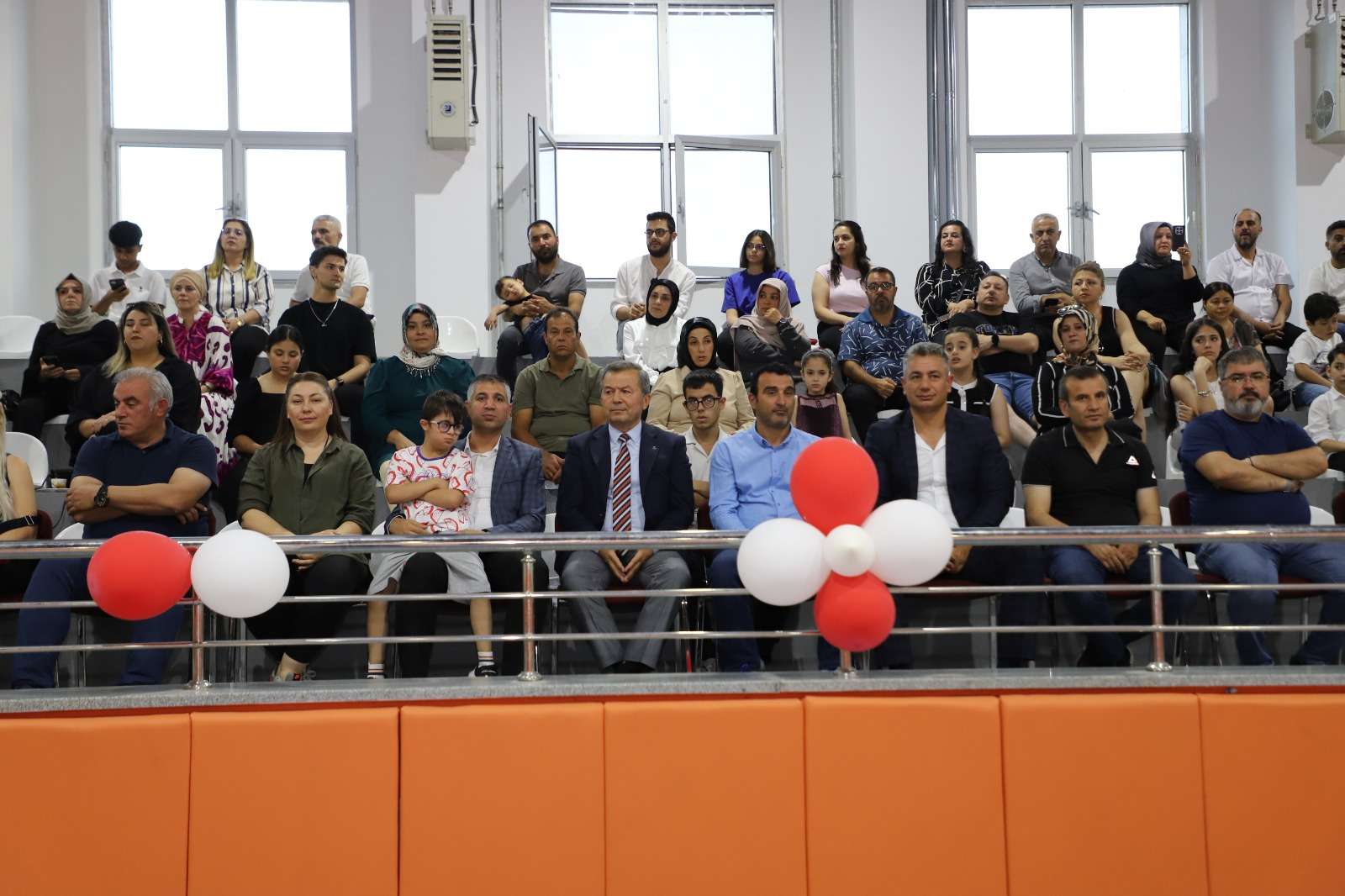 Adi̇l Sani̇ Konukoğlu Spor Li̇sesi̇nde Mezuni̇yet Heyecani (7)