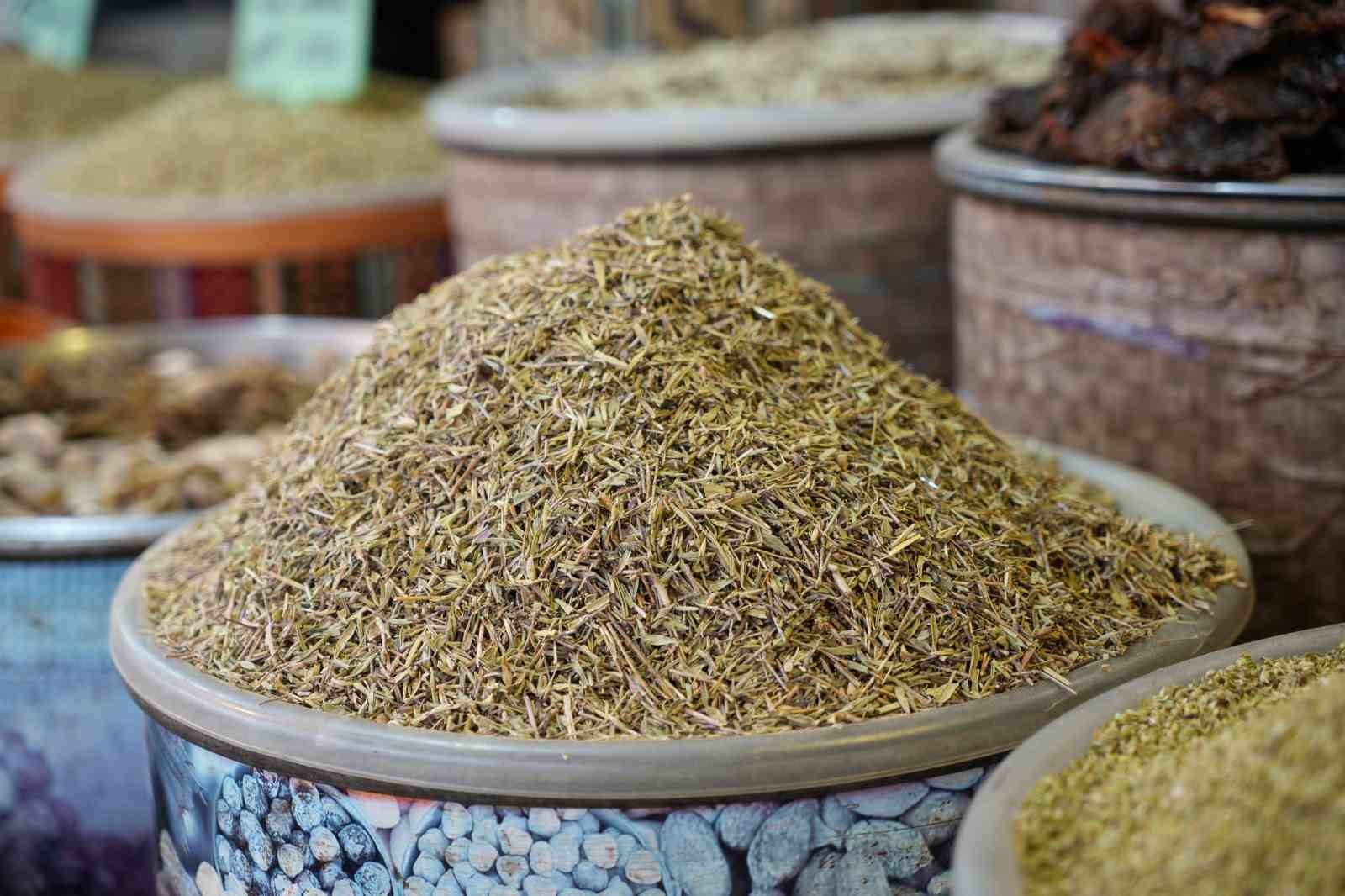 Gaziantep’te halk, özellikle çeşitli meyve, kuruyemiş ve bal ile hazırlanan “atom” adı verilen içecekleri, ayrıca portakal, limon, greyfurt ve nar karışımı kokteylleri tercih ediyor.