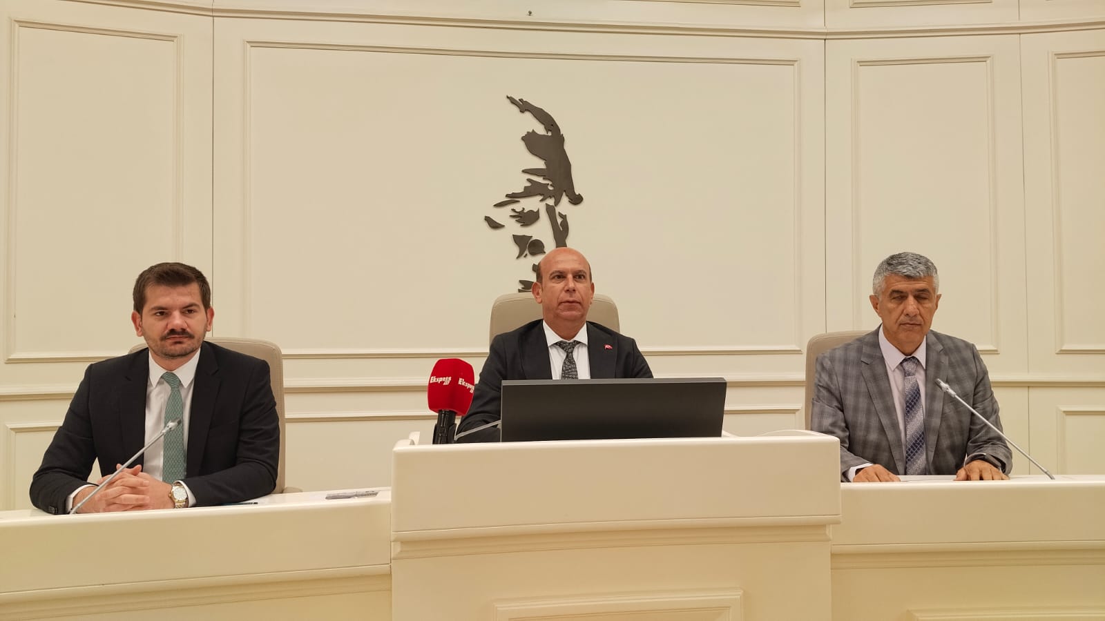 Büyükşehir Meclisinde Ges Krizi Köylüler Salonu Terk Etti (6)