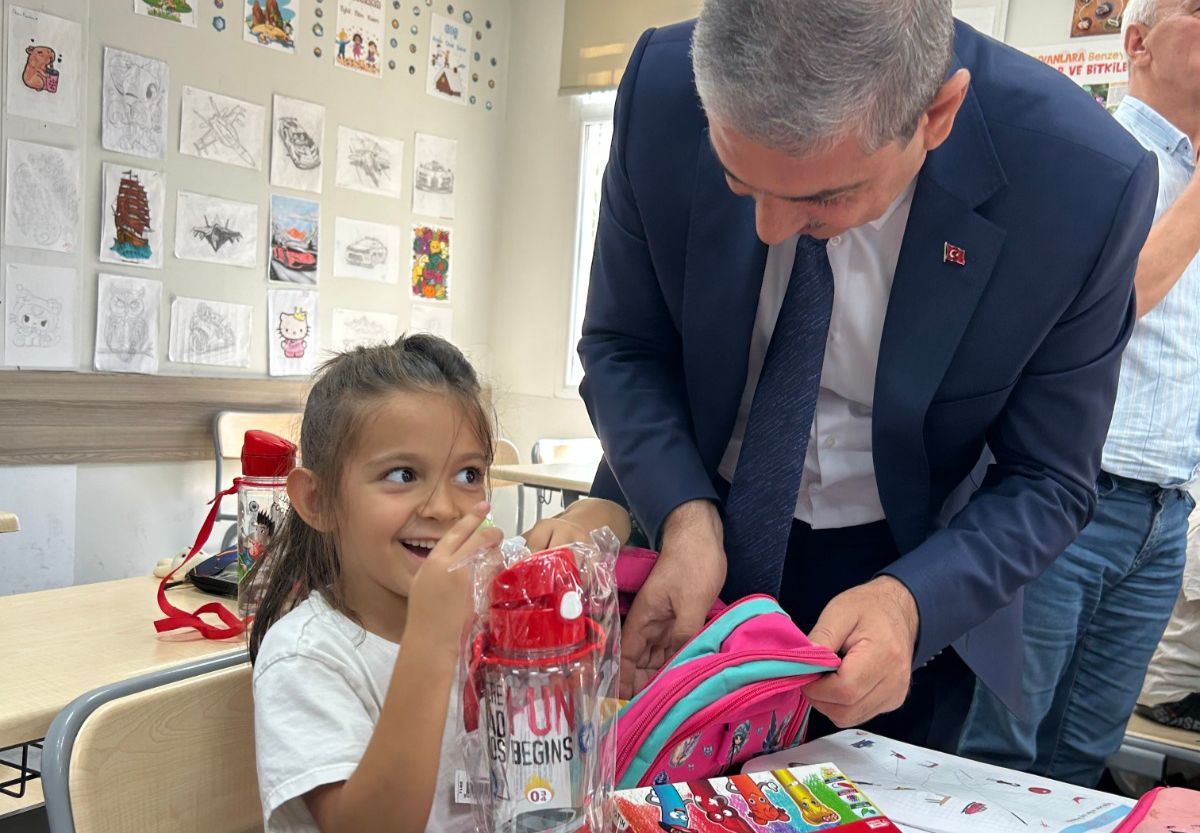 Gaziantep’te 100 Öğrenciye Kırtasiye Desteği Yapıldı (1)