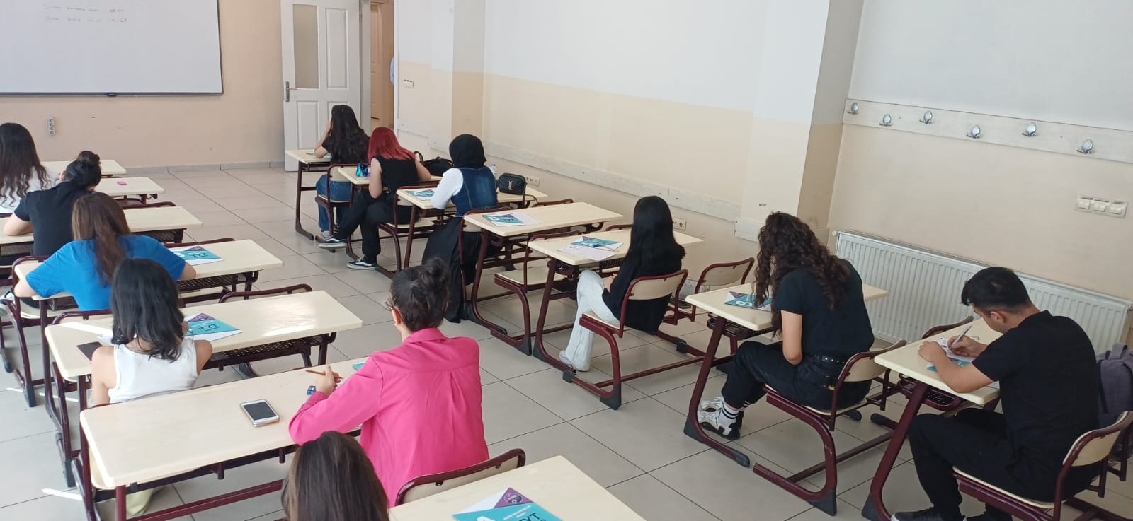 Yoğun katılımın olduğu sınavda öğrenciler, daha iyi bir gelecek için hazırlık sürecinde ilk adımlarını attı.