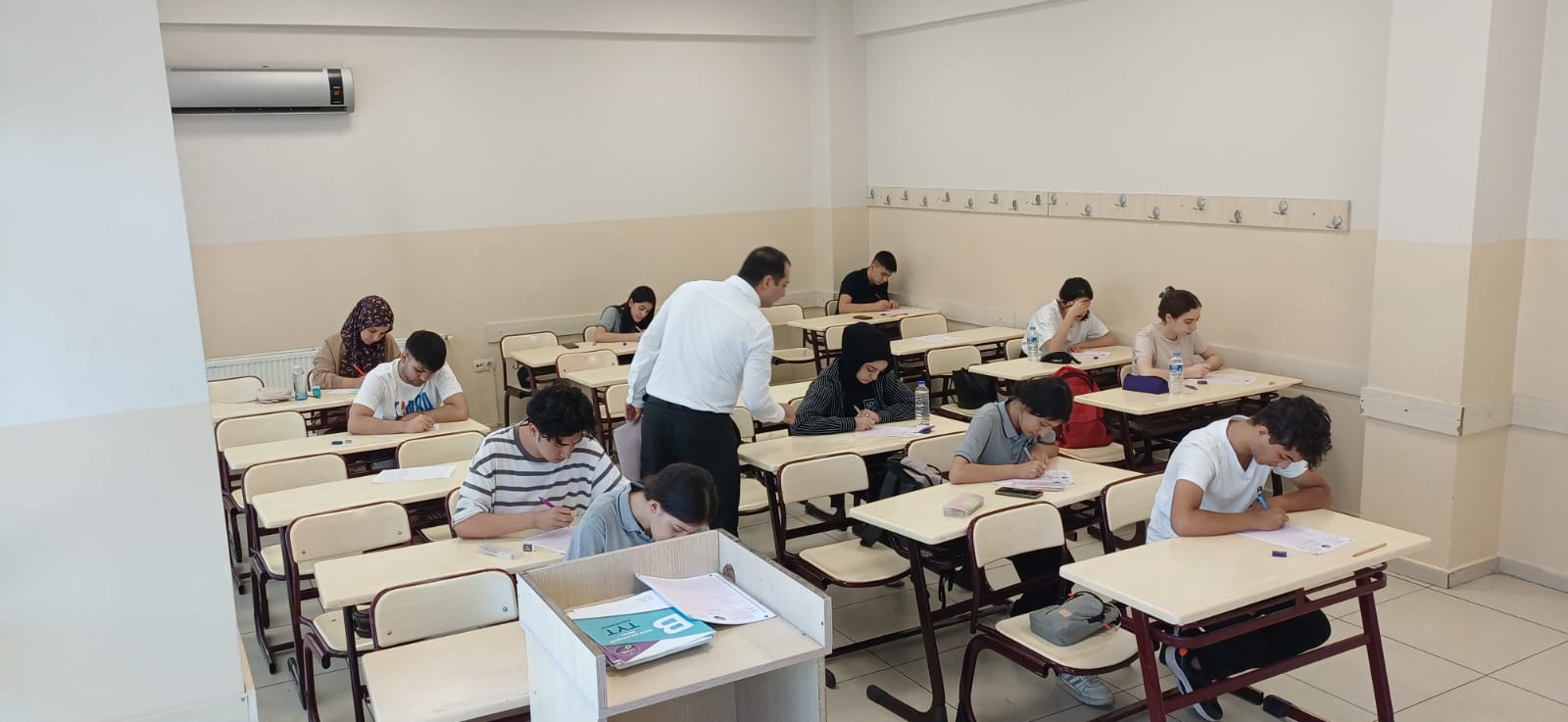 Gençlerden Başkan Tahmazoğlu’na Teşekkür
Kursa katılan öğrencilerden Furkan Genç, hedefinin Tıp Fakültesi olduğunu belirterek, “Bugün özel dershanelerde üniversite hazırlık kurslarının maliyeti 200-300 bin TL’yi buluyor.