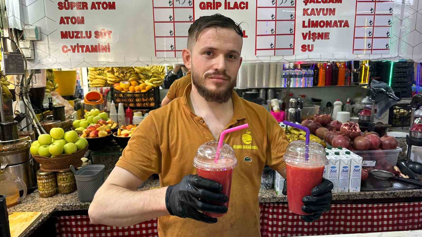 Gaziantep’te halk, özellikle çeşitli meyve, kuruyemiş ve bal ile hazırlanan “atom” adı verilen içecekleri, ayrıca portakal, limon, greyfurt ve nar karışımı kokteylleri tercih ediyor.