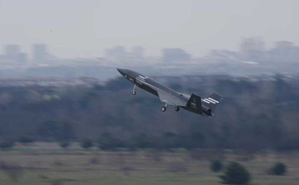 Gökyüzünde KIZILELMA İmzası