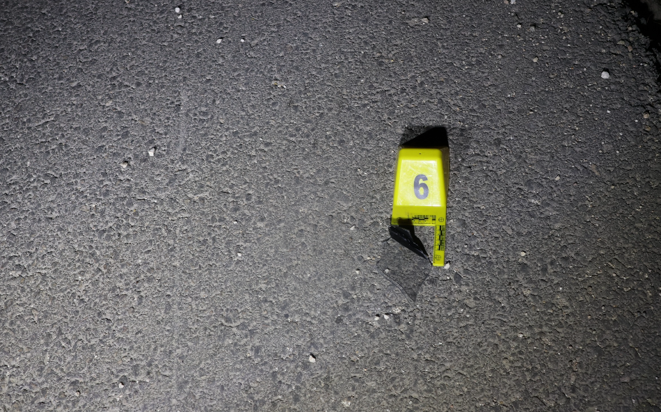 Bu tespitin ardından JASAT ile Siber Suçlarla Mücadele ekipleri, bölgedeki MOBESE, Plaka Tanıma Sistemi (PTS) ve Elektronik Denetleme Sistemi (EDS) kayıtlarını tek tek incelemeye aldı. Yaklaşık 2 bin araç detaylı şekilde analiz edilirken, kaza saatinde güzergâhta bulunan şüpheli araçlar tek tek değerlendirildi.