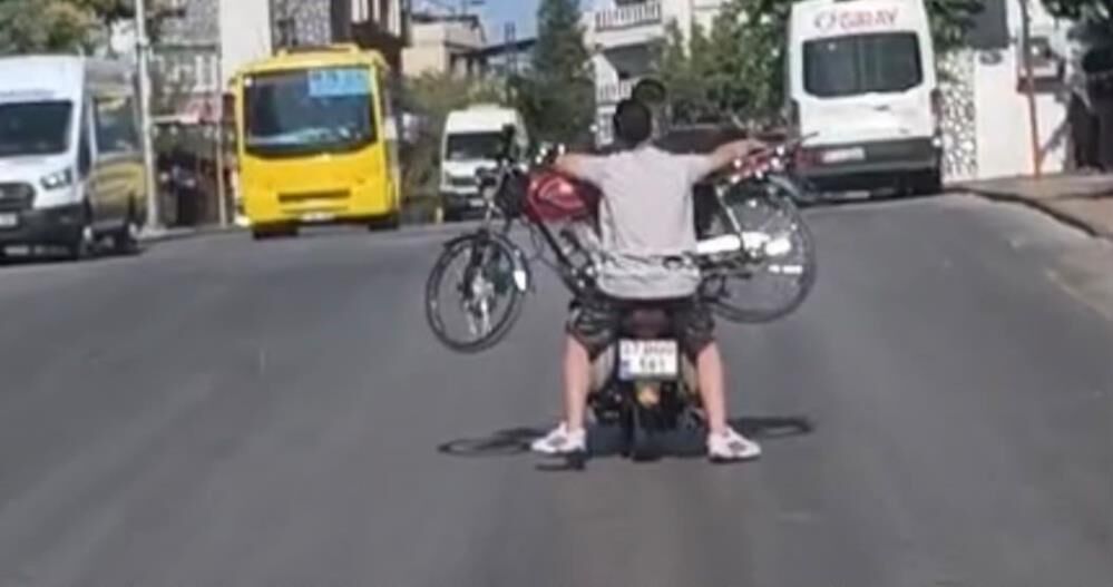 Motosiklet Üzerinde Motosiklet Taşıdılar