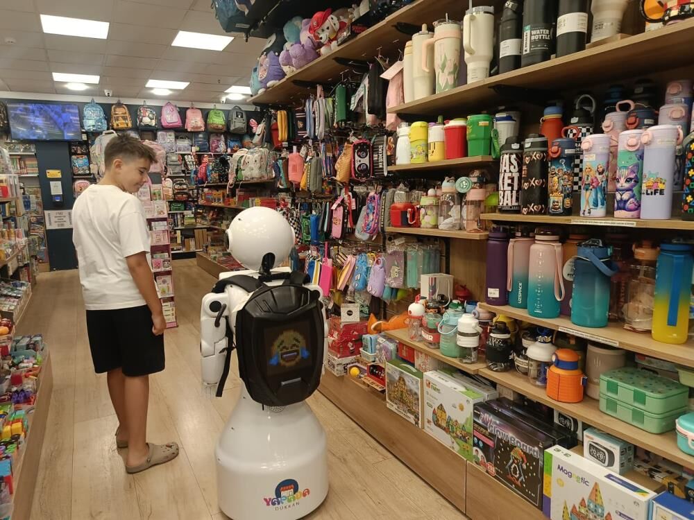 Müşterileri Robot Asistan Karşılıyor3