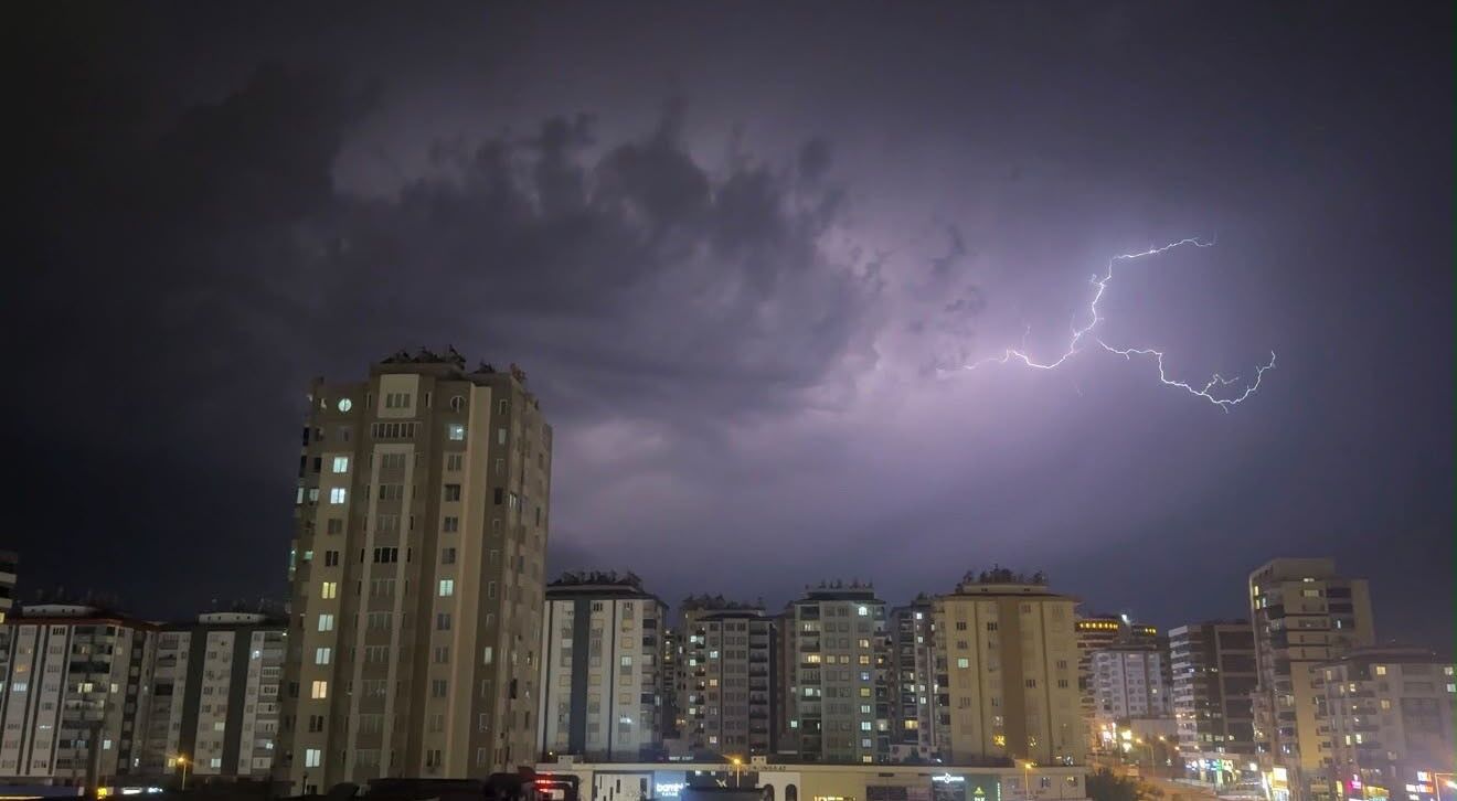 Gaziantep'te şimşekler geceyi aydınlattı