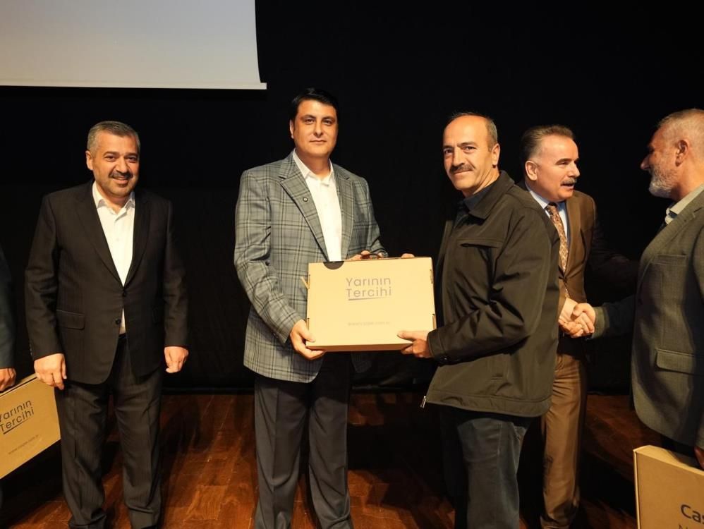 Başkan Yılmaz’dan 119 Muhtara Bilgisayar Desteği